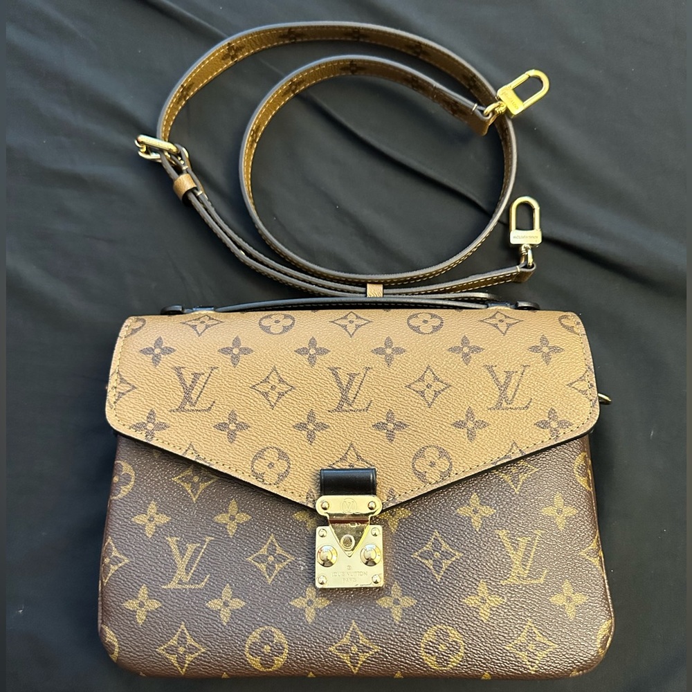Louis Vuitton Pochette Métis Reverse Monogram